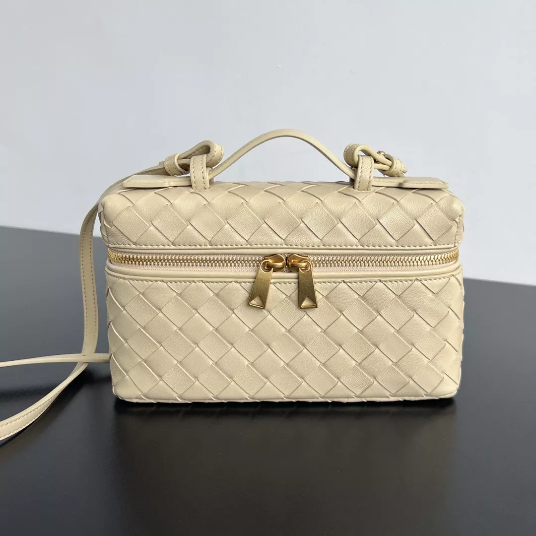 Bottega Veneta Vanity Case-01