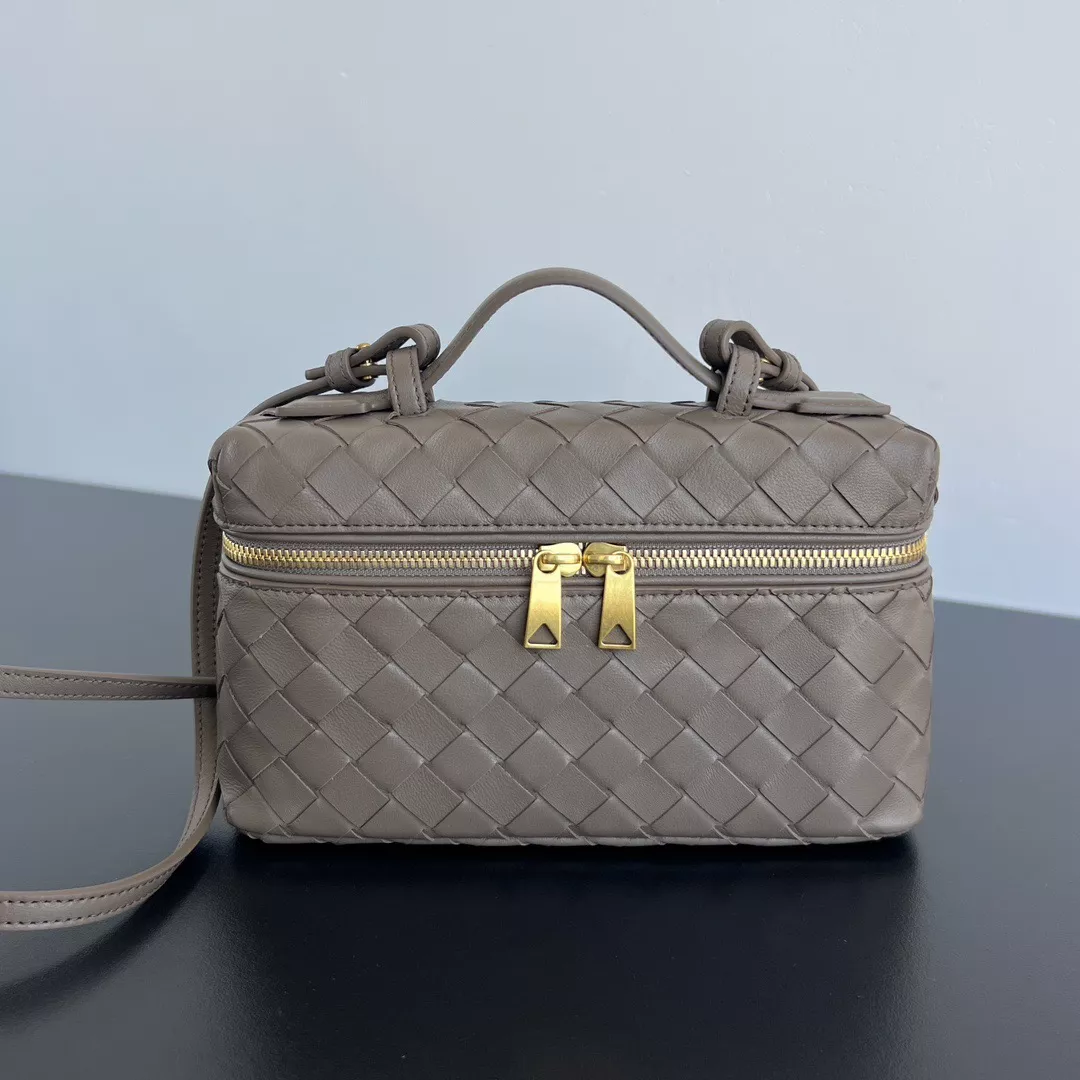 Bottega Veneta Vanity Case-01