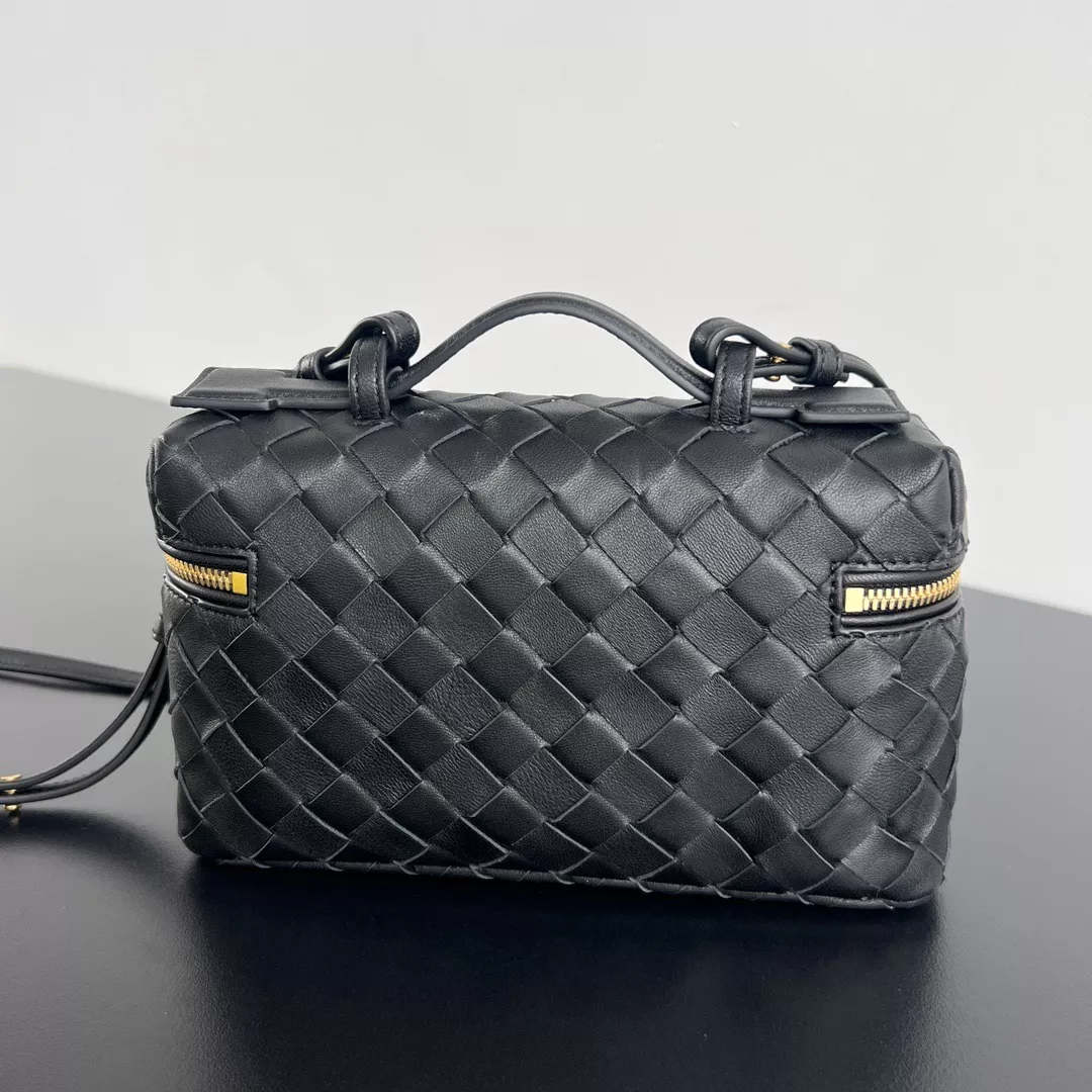 Bottega Veneta Vanity Case-02