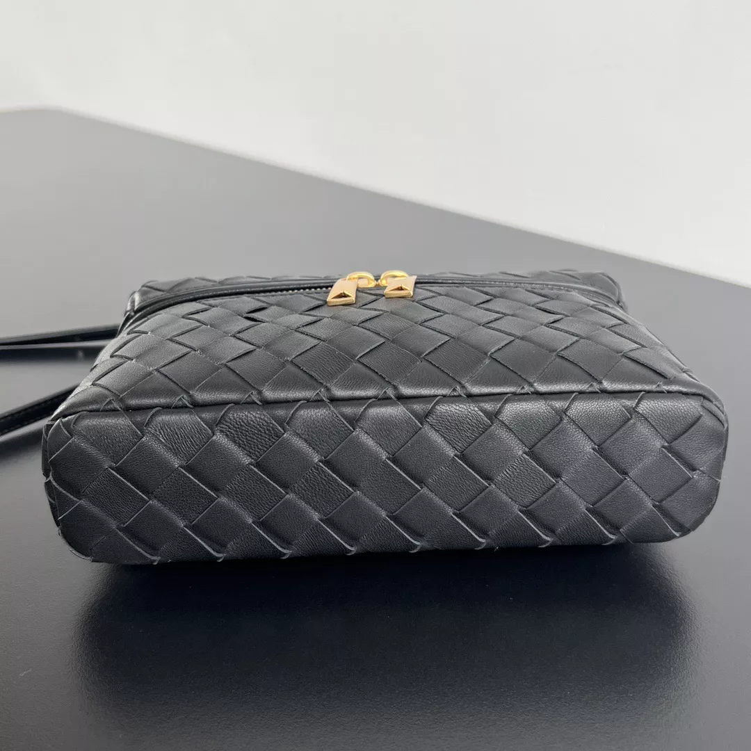Bottega Veneta Vanity Case-03