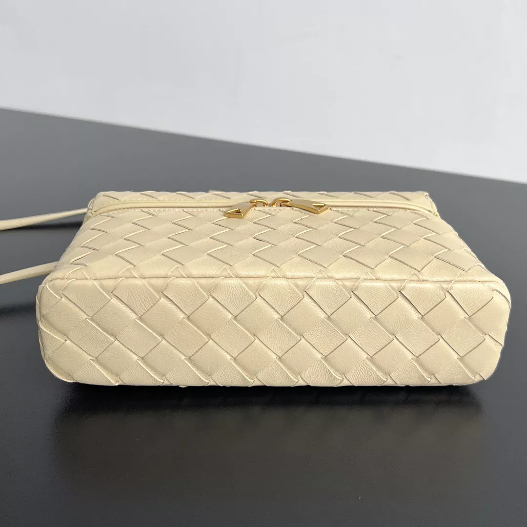 Bottega Veneta Vanity Case-04