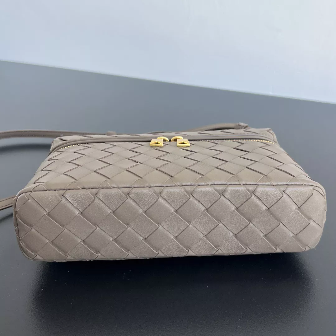Bottega Veneta Vanity Case-04