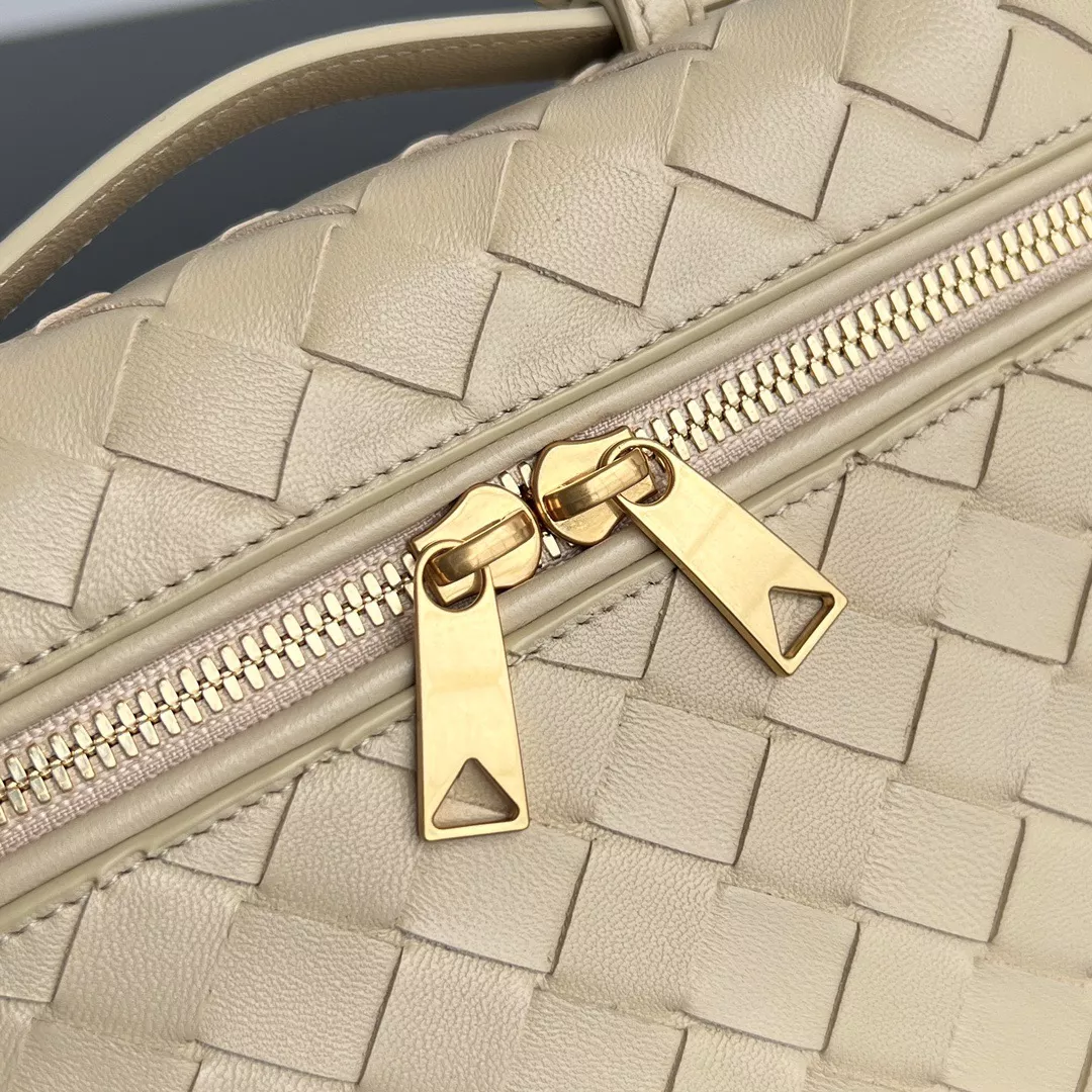 Bottega Veneta Vanity Case-05
