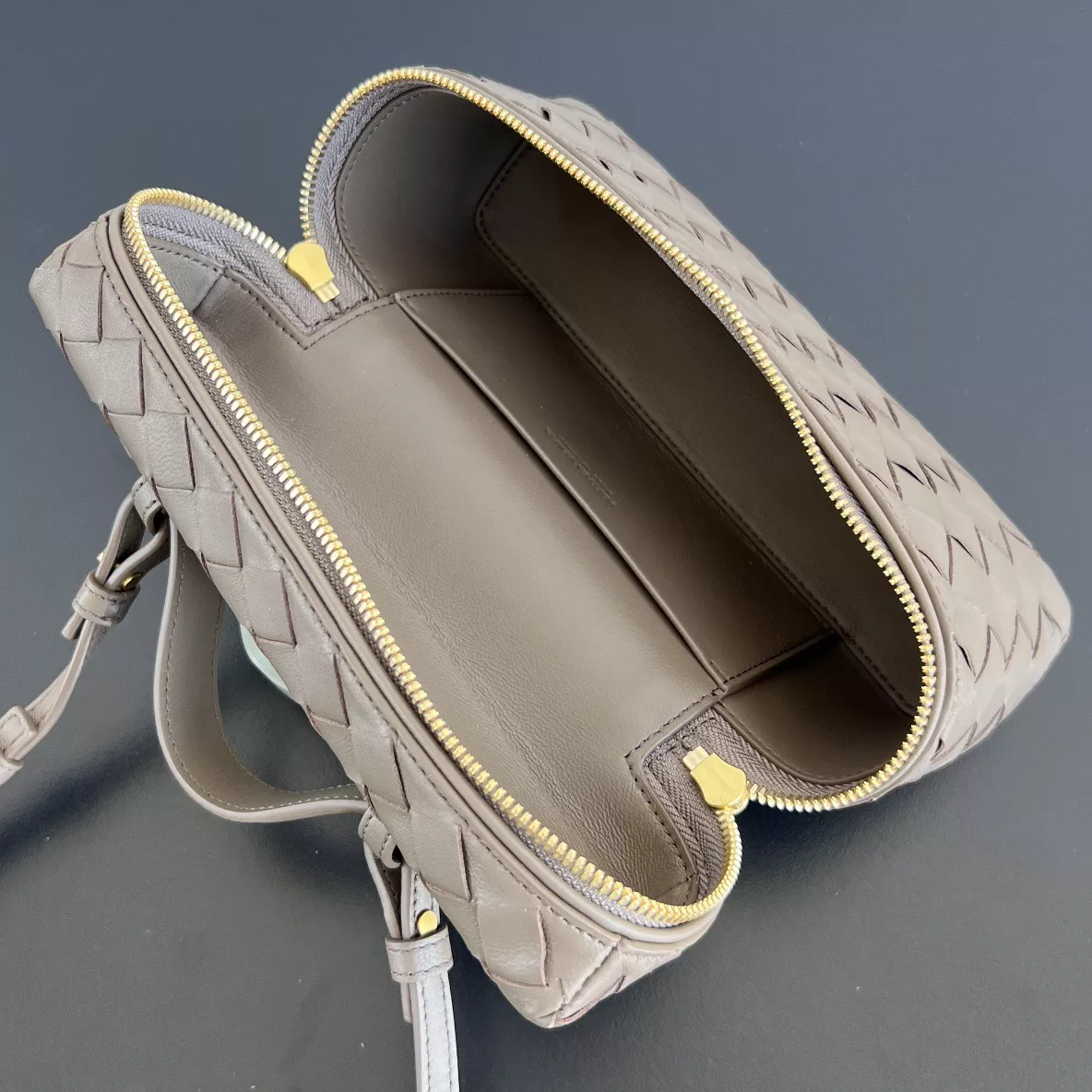 Bottega Veneta Vanity Case-05