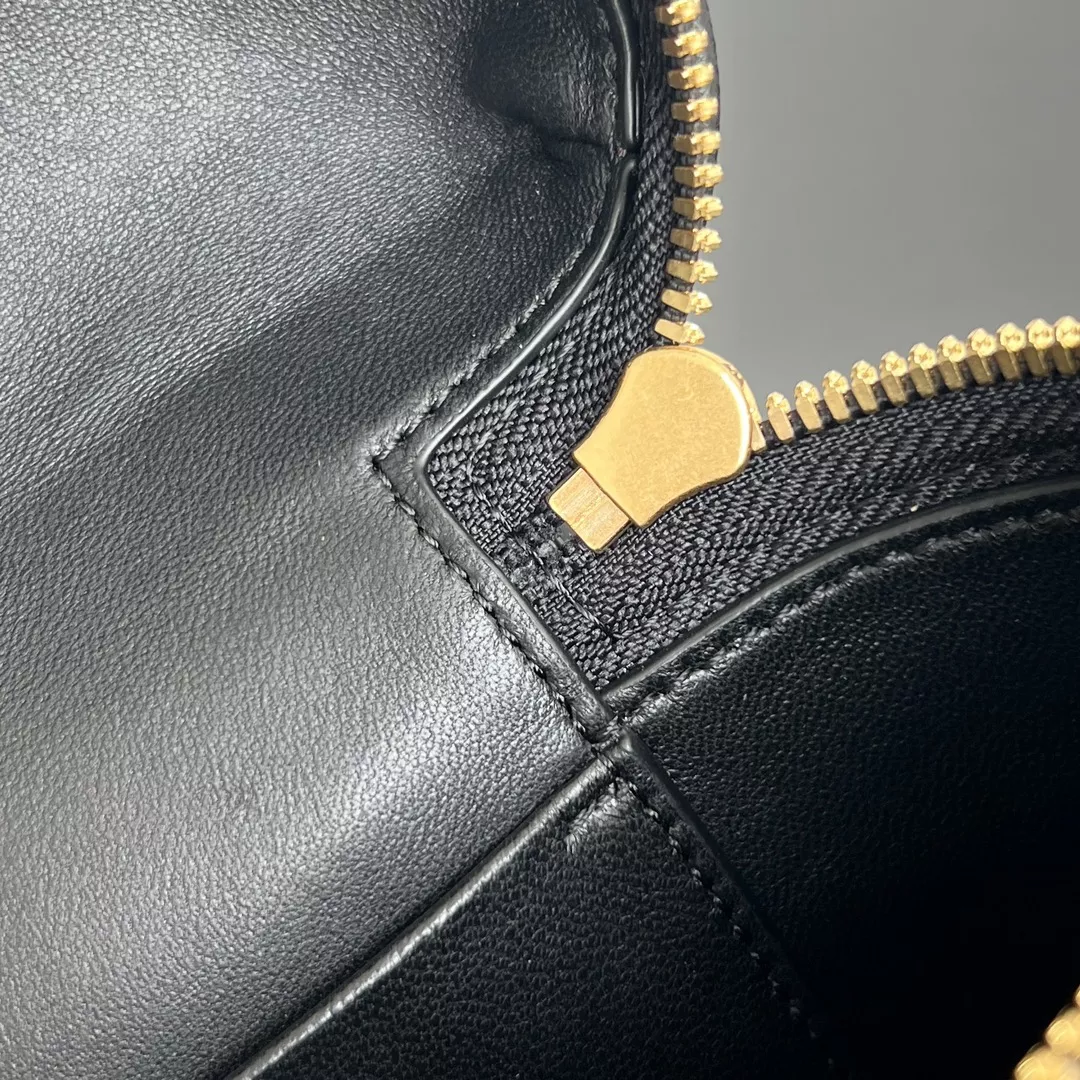 Bottega Veneta Vanity Case-07