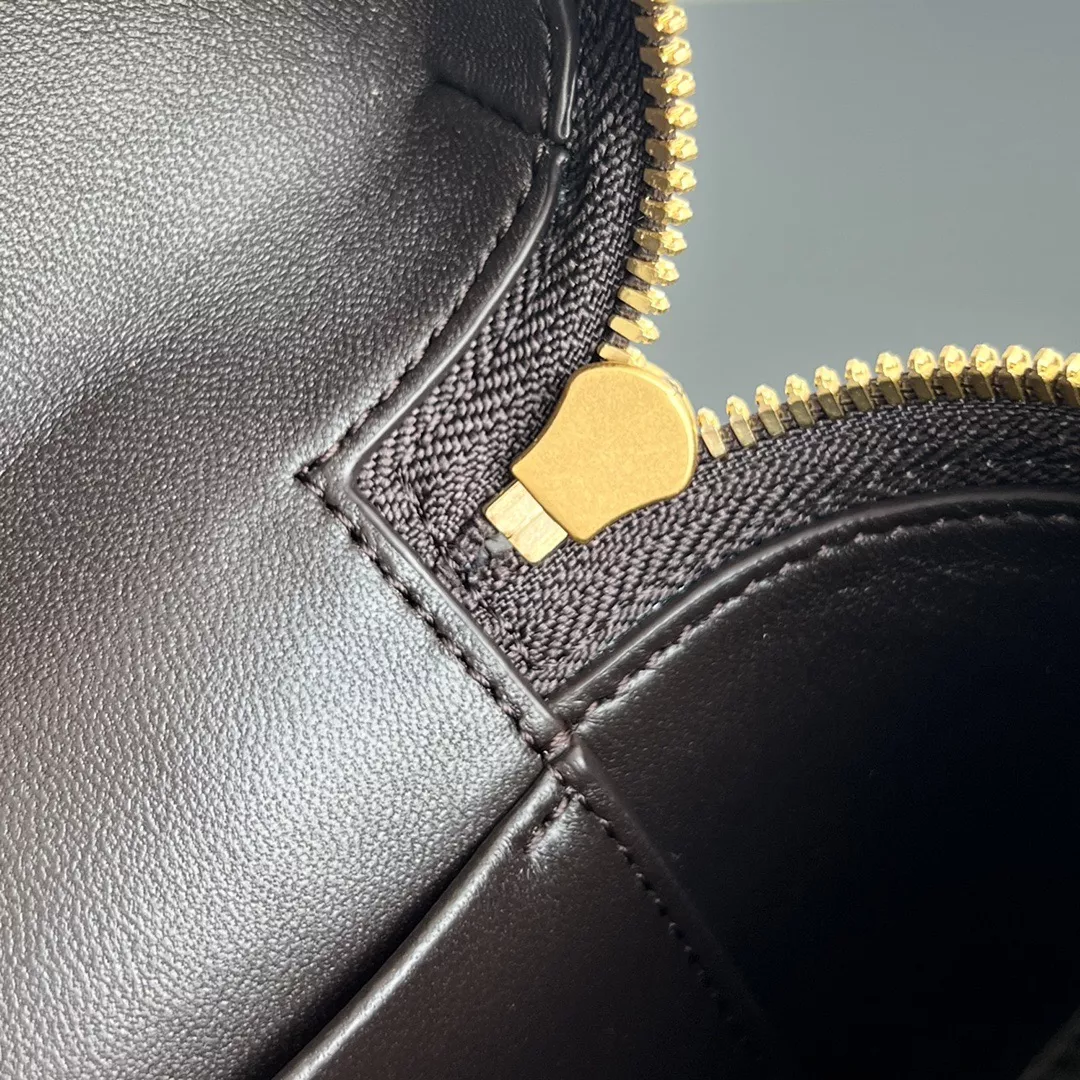 Bottega Veneta Vanity Case-07