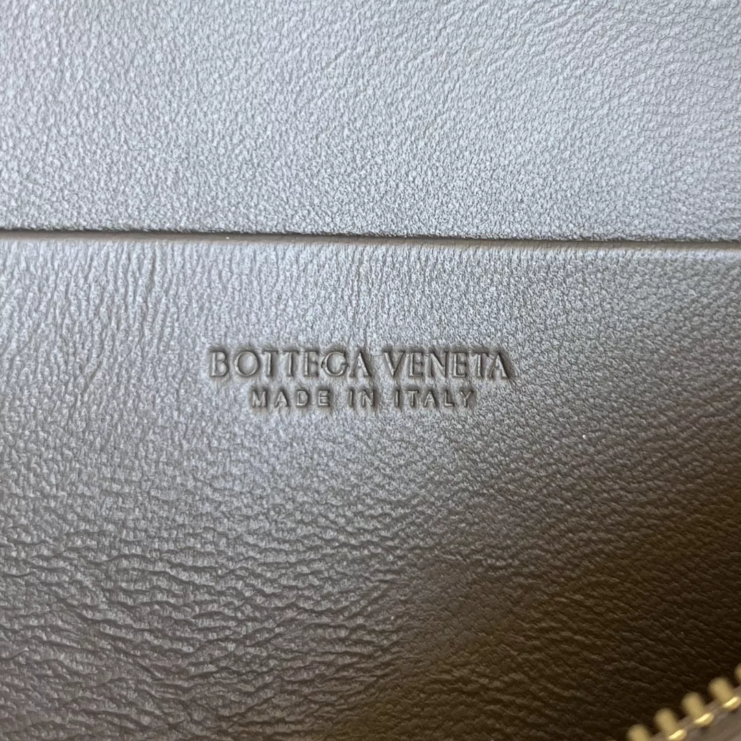 Bottega Veneta Vanity Case-08