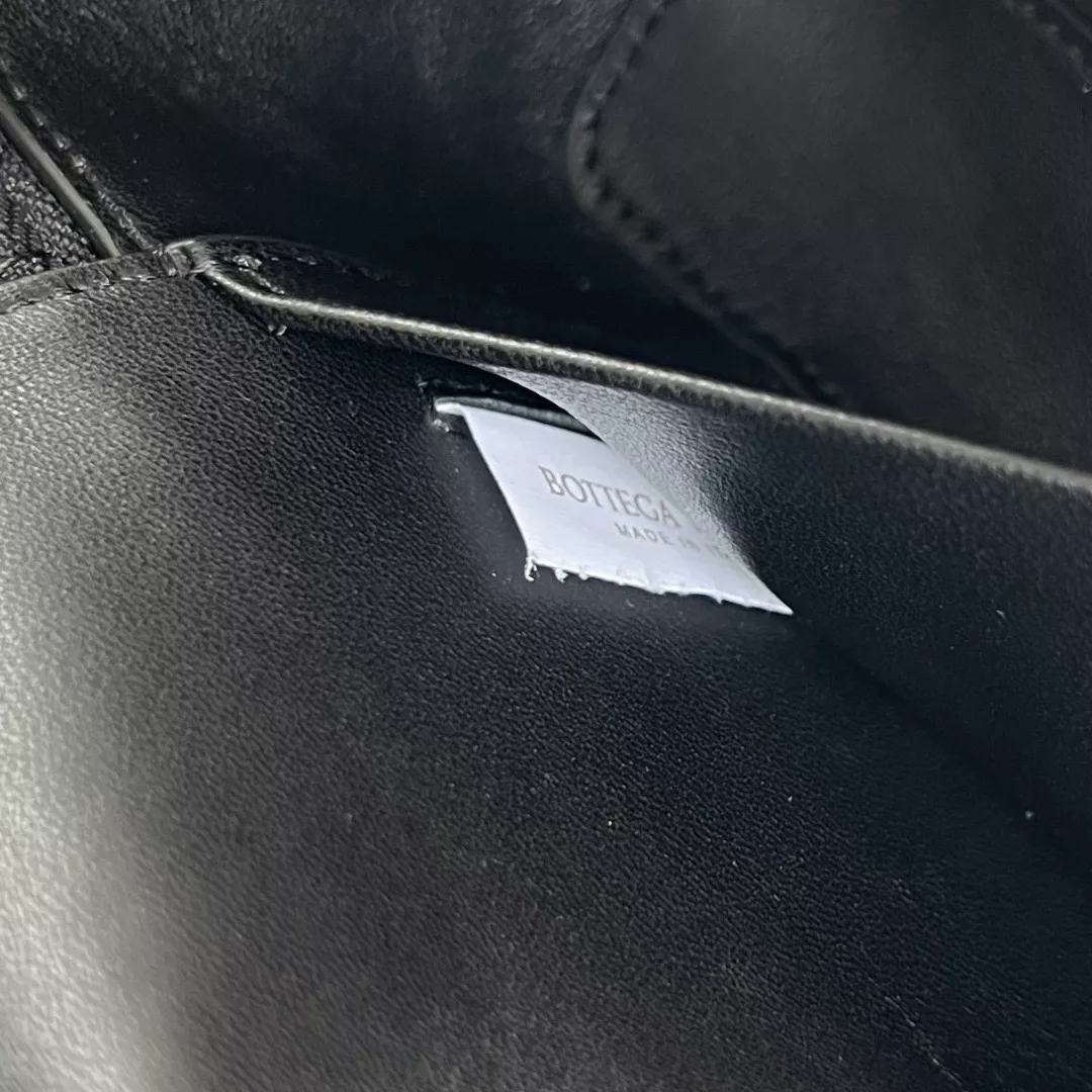 Bottega Veneta Vanity Case-09