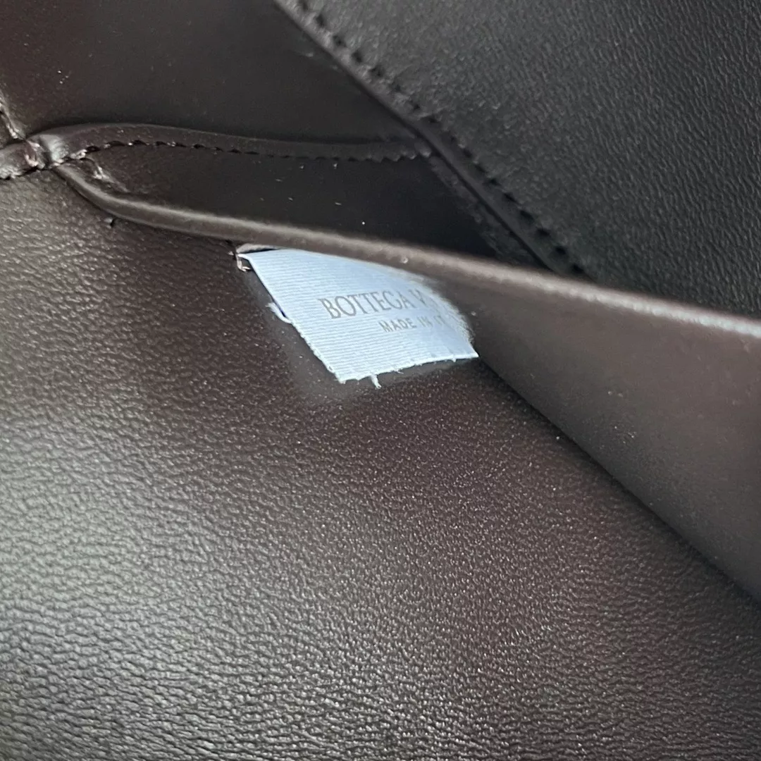 Bottega Veneta Vanity Case-09