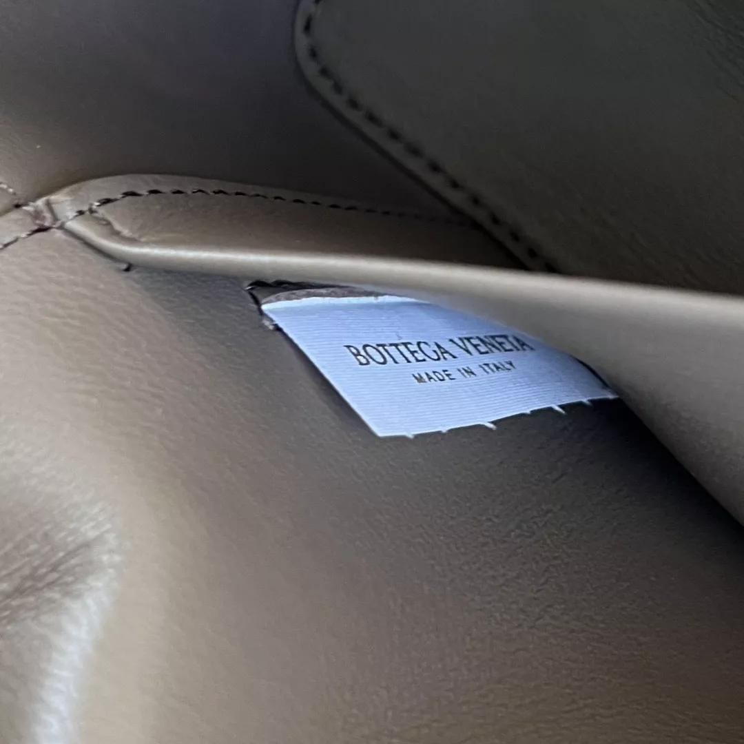 Bottega Veneta Vanity Case-09