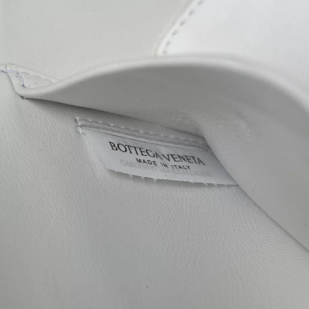 Bottega Veneta Vanity Case-09