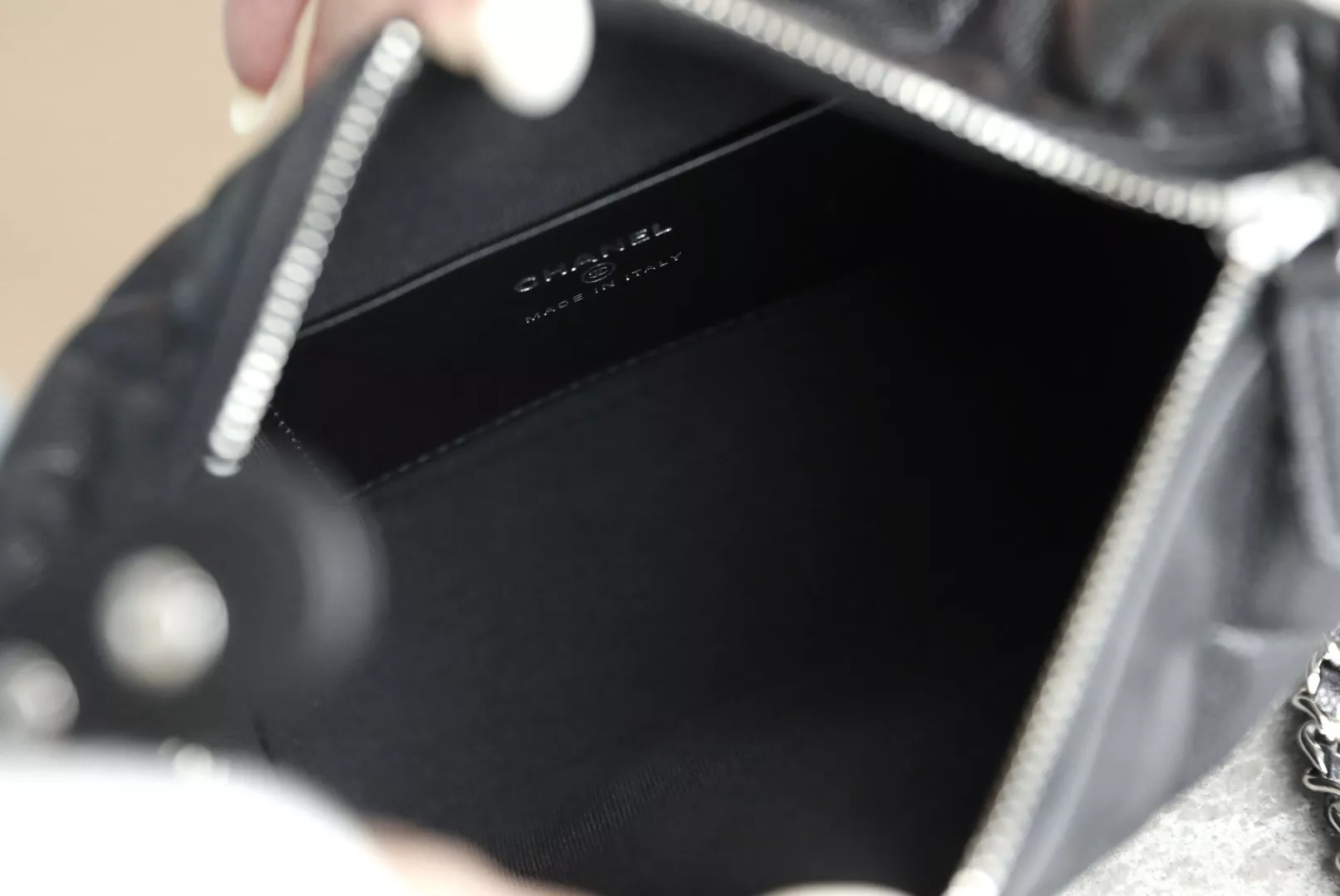 Chanel 25 hobo bag-08