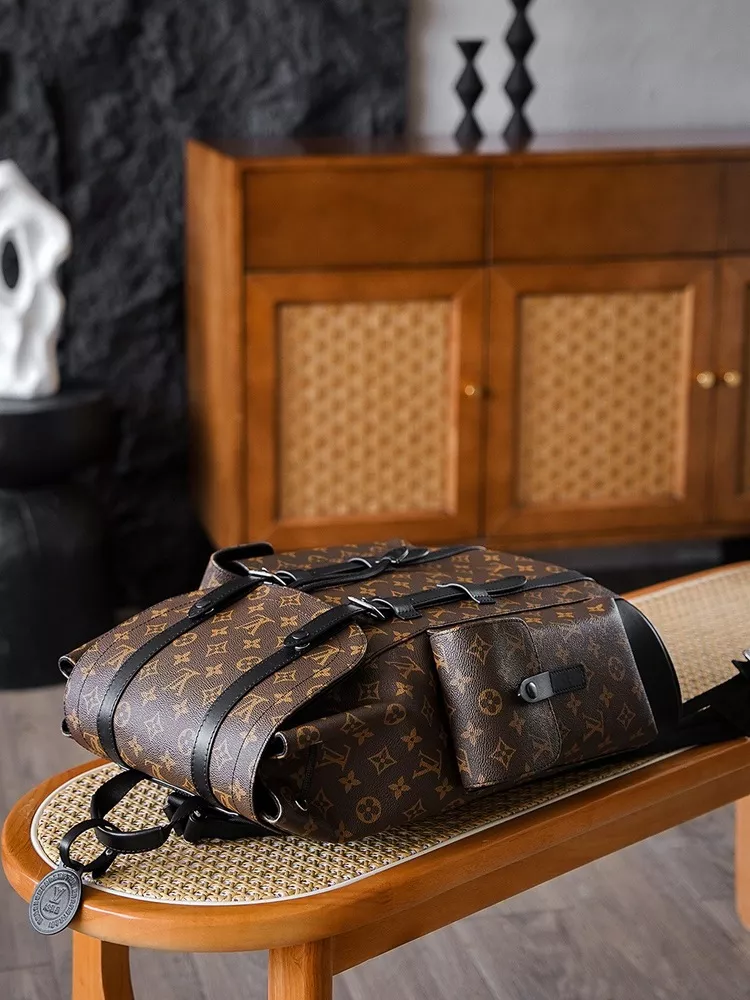 Louis Vuitton Christopher-08