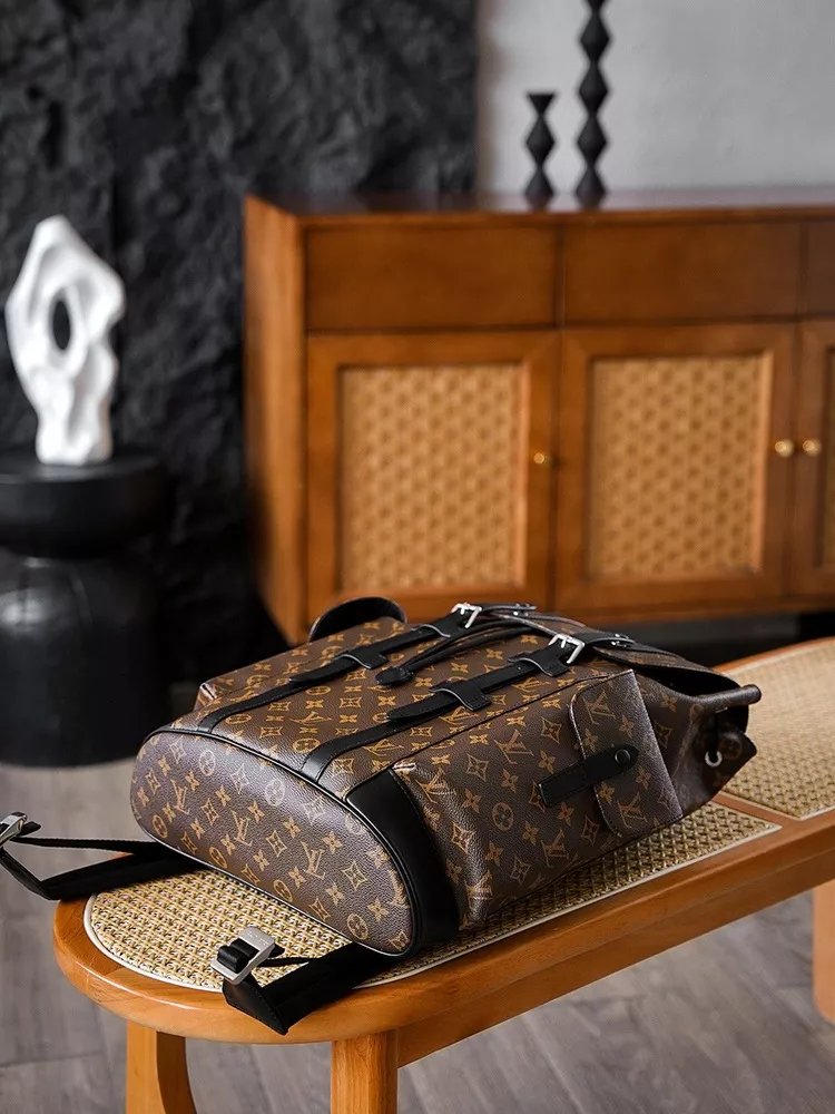 Louis Vuitton Christopher-09