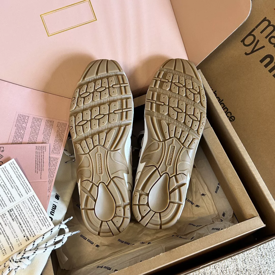 Miu Miu x New Balance 530-09
