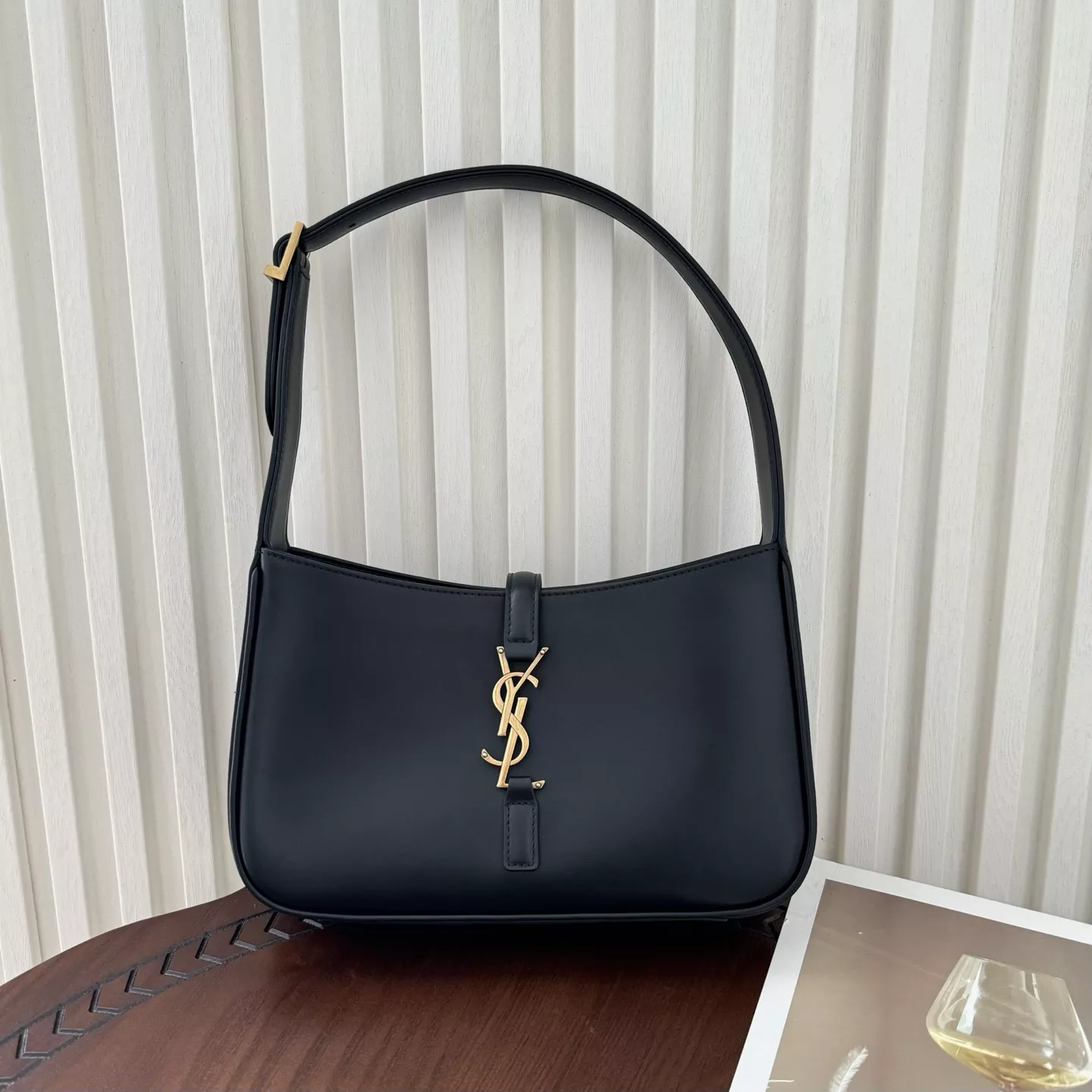 Yves Saint Laurent LE 5 À 7-01