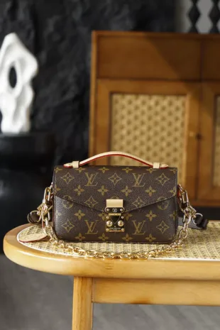 Louis Vuitton Pochette Métis